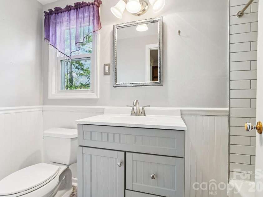 710 Heatherwood Drive, Hendersonville, NC 28792.  MLS# CAR4364577, YatesRealty ID 17900. Upper Level Full Bath