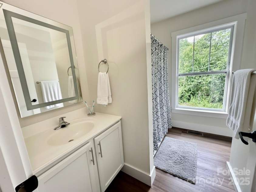 206 Cascade Ridge Road, Fairview, NC 28730.  MLS# CAR4263627, YatesRealty ID 17902. 