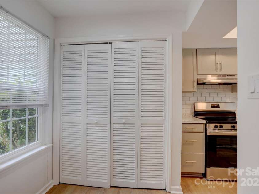 2916 Iron Gate Lane, Charlotte, NC 28212.  MLS# CAR4253114, YatesRealty ID 17903. 
