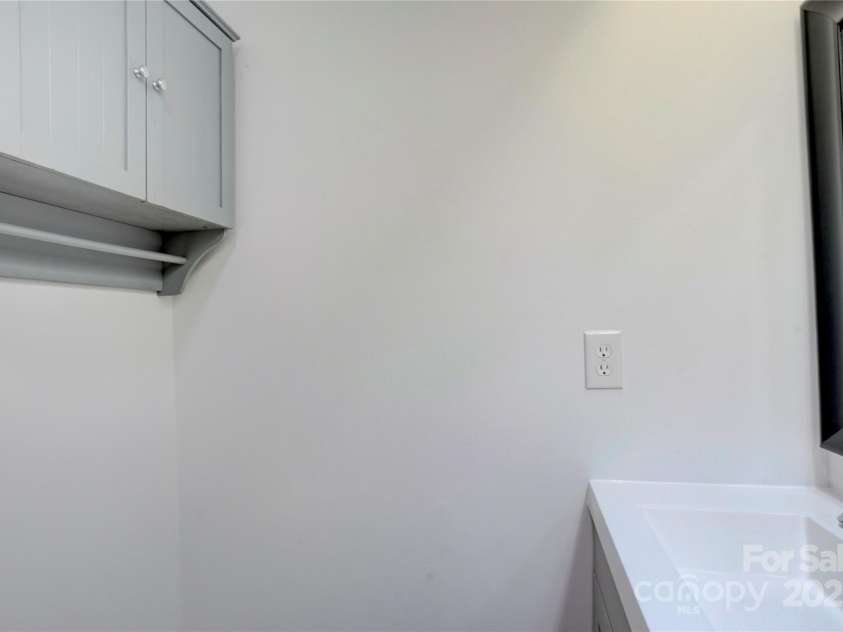 2916 Iron Gate Lane, Charlotte, NC 28212.  MLS# CAR4253114, YatesRealty ID 17903. 