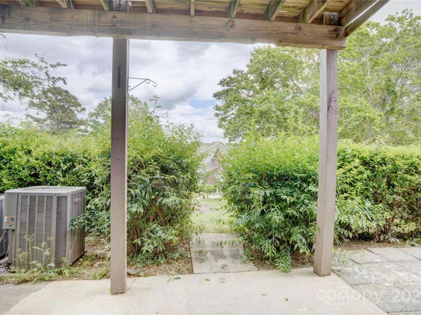 2916 Iron Gate Lane, Charlotte, NC 28212.  MLS# CAR4253114, YatesRealty ID 17903. 