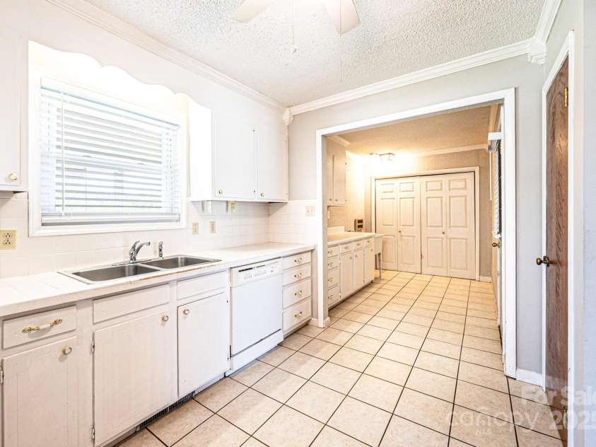 2031 36th Street, Hickory, NC 28601.  MLS# CAR4267464, YatesRealty ID 17904. 