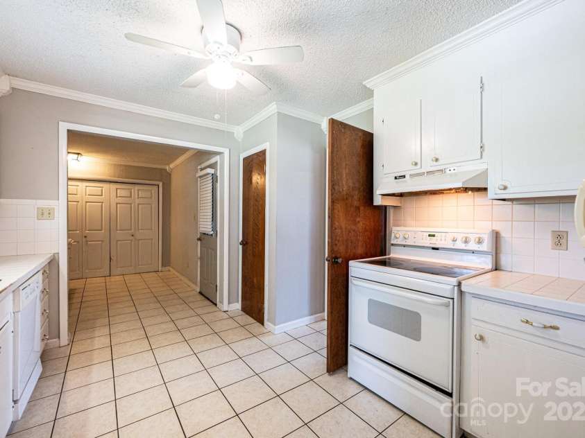 2031 36th Street, Hickory, NC 28601.  MLS# CAR4267464, YatesRealty ID 17904. 