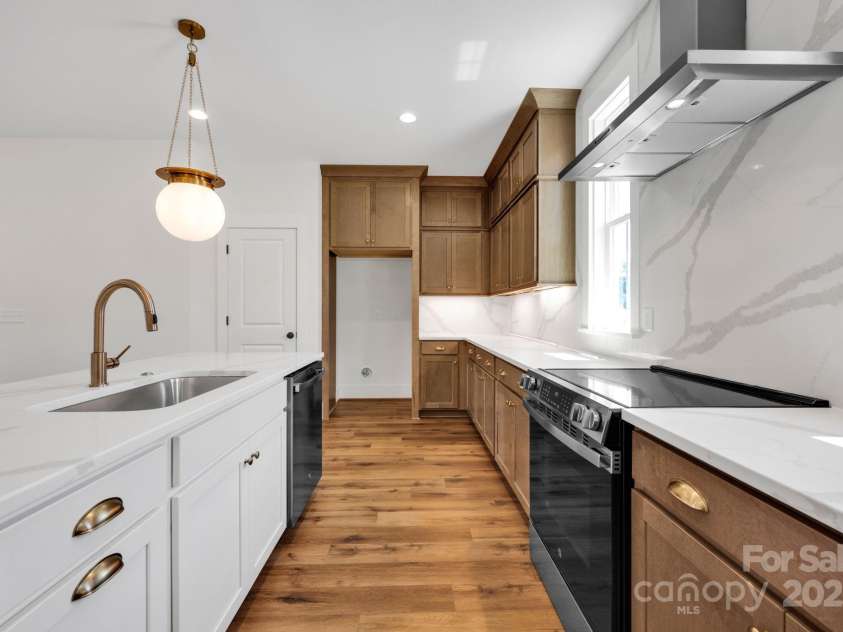 425 Delburg Mill Alley Drive, Davidson, NC 28036.  MLS# CAR4215325, YatesRealty ID 17907. Kitchen