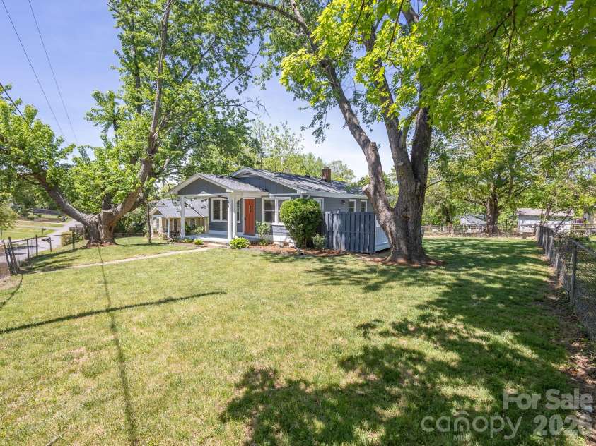 40 Oakley Road, Asheville, NC 28803.  MLS# CAR4371175, YatesRealty ID 17908. 