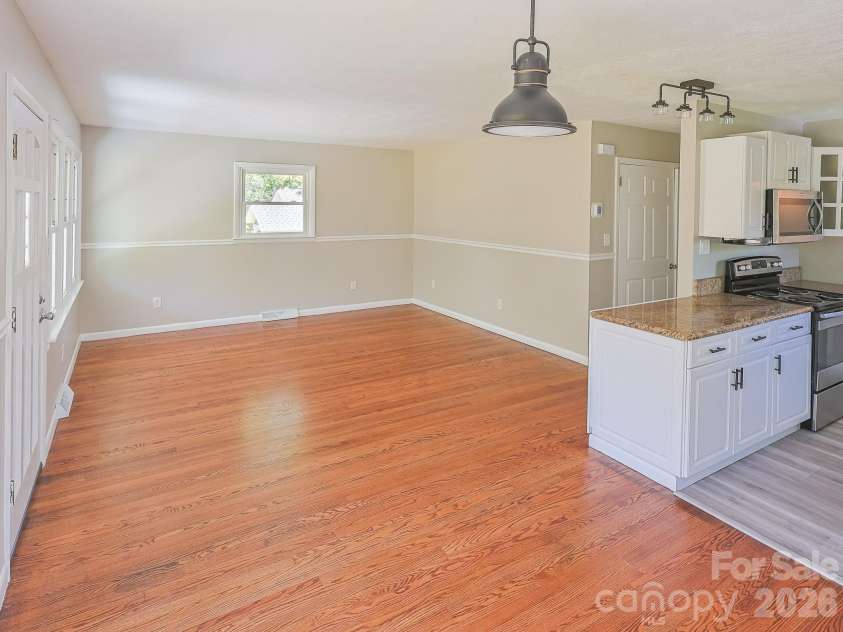 40 Oakley Road, Asheville, NC 28803.  MLS# CAR4371175, YatesRealty ID 17908. 