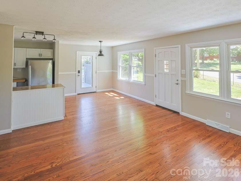 40 Oakley Road, Asheville, NC 28803.  MLS# CAR4371175, YatesRealty ID 17908. 