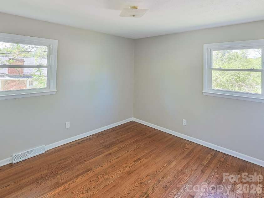 40 Oakley Road, Asheville, NC 28803.  MLS# CAR4371175, YatesRealty ID 17908. 