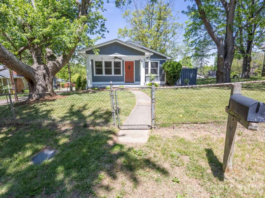 40 Oakley Road, Asheville, NC 28803.  MLS# CAR4371175, YatesRealty ID 17908. 