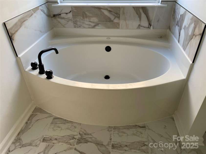 10923 Amherst Glen Drive, Charlotte, NC 28213.  MLS# CAR4250195, YatesRealty ID 17911. Master Bathroom