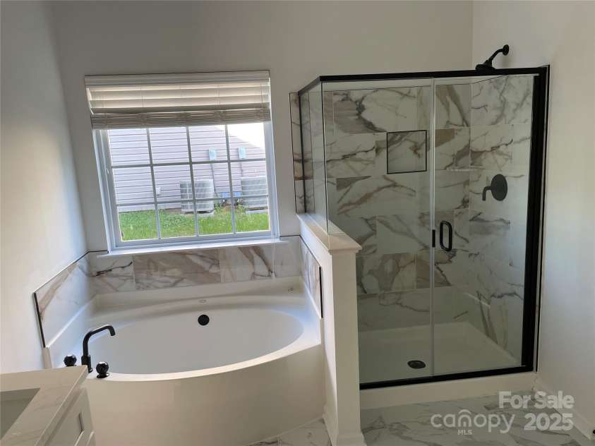 10923 Amherst Glen Drive, Charlotte, NC 28213.  MLS# CAR4250195, YatesRealty ID 17911. Master Bathroom