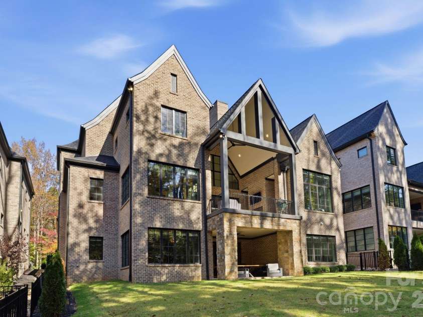 6010 Old Providence Lane, Charlotte, NC 28226.  MLS# CAR4373748, YatesRealty ID 17913. 