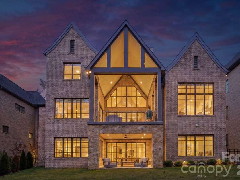 6010 Old Providence Lane, Charlotte, NC 28226.  MLS# CAR4373748, YatesRealty ID 17913. 