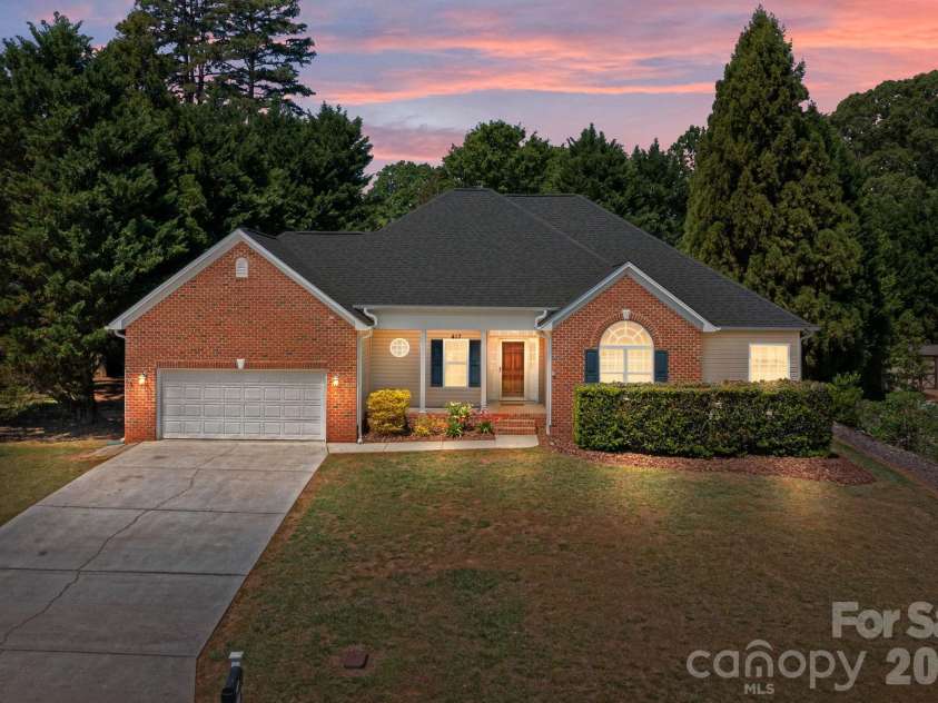 417 Deerfield Drive, Mount Holly, NC 28120.  MLS# CAR4374640, YatesRealty ID 17914. 