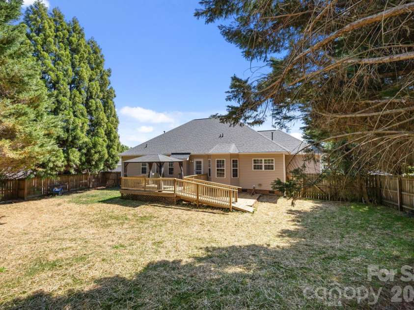 417 Deerfield Drive, Mount Holly, NC 28120.  MLS# CAR4374640, YatesRealty ID 17914. 