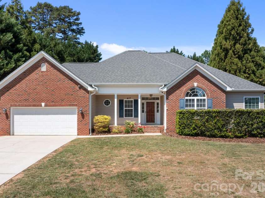 417 Deerfield Drive, Mount Holly, NC 28120.  MLS# CAR4374640, YatesRealty ID 17914. 
