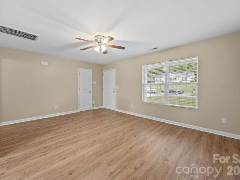 2010 Park Drive, Lancaster, SC 29720.  MLS# CAR4375154, YatesRealty ID 17916. Living Room