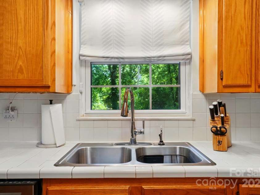 4647 General Pershing Drive, Charlotte, NC 28209.  MLS# CAR4255851, YatesRealty ID 17918. 