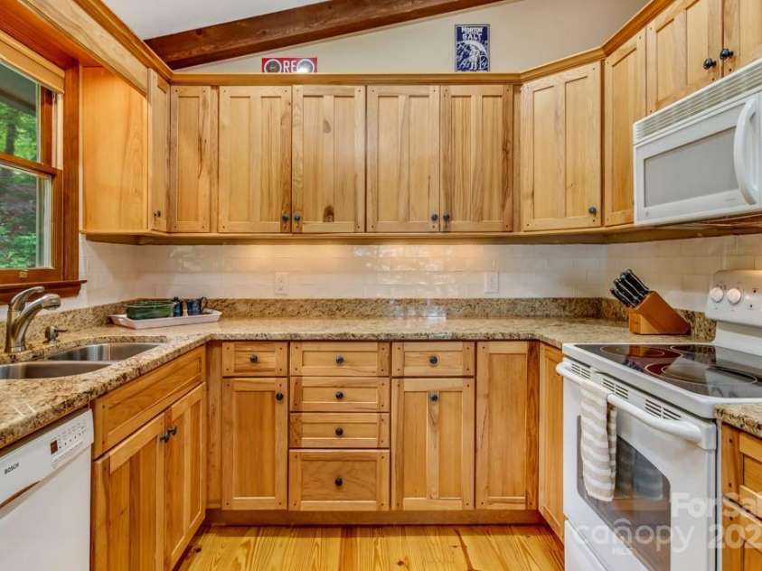609 Haven Drive, Saluda, NC 28773.  MLS# CAR4247056, YatesRealty ID 17919. Granite countertops, hickory cabinetry, hardwood floors in Kitchen