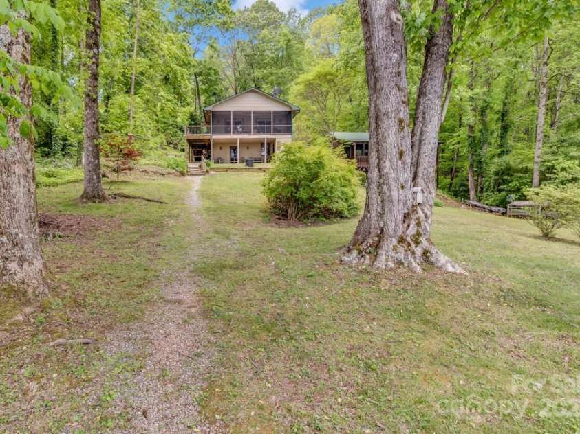 609 Haven Drive, Saluda, NC 28773.  MLS# CAR4247056, YatesRealty ID 17919. Large yard by the lake.