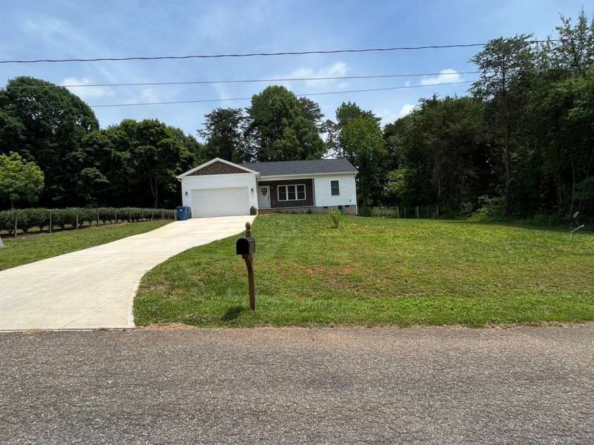 4050 Fairview Lane, Maiden, NC 28650.  MLS# CAR4183482, YatesRealty ID 1792. 