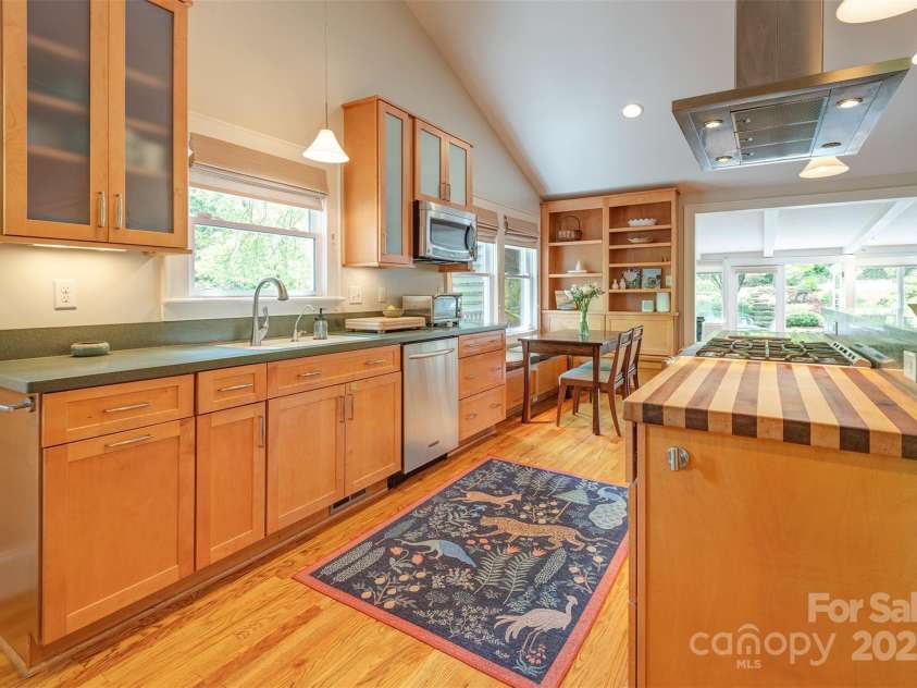 47 Lakeview Road, Asheville, NC 28804.  MLS# CAR4255748, YatesRealty ID 17921. 