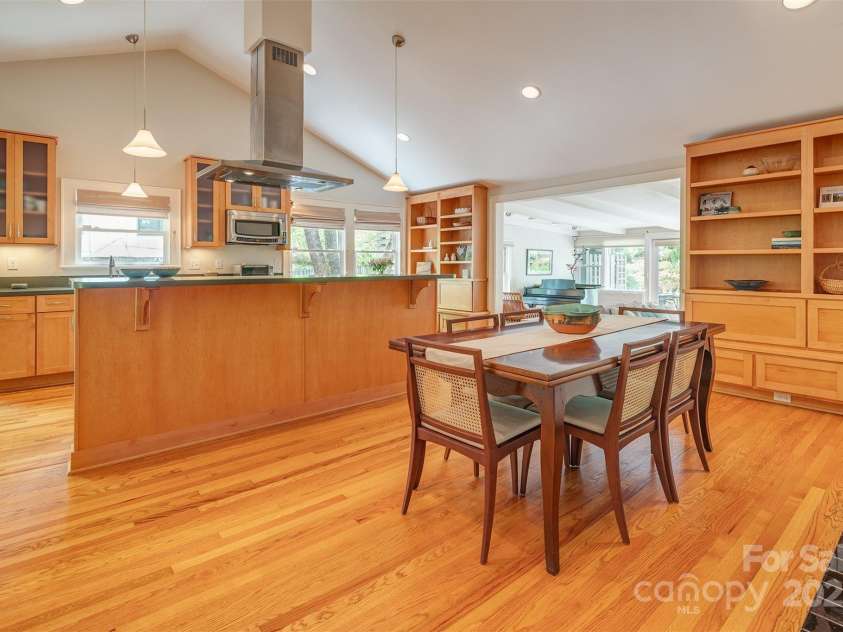 47 Lakeview Road, Asheville, NC 28804.  MLS# CAR4255748, YatesRealty ID 17921. 