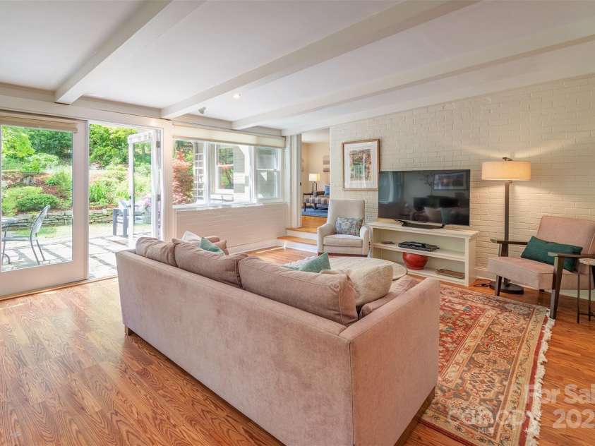 47 Lakeview Road, Asheville, NC 28804.  MLS# CAR4255748, YatesRealty ID 17921. 