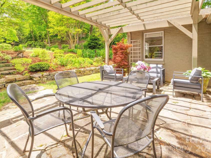 47 Lakeview Road, Asheville, NC 28804.  MLS# CAR4255748, YatesRealty ID 17921. 