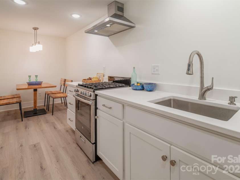 47 Lakeview Road, Asheville, NC 28804.  MLS# CAR4255748, YatesRealty ID 17921. 