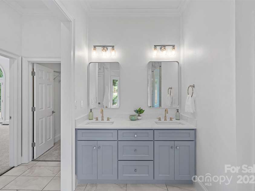 21404 Blakely Shores Drive, Cornelius, NC 28031.  MLS# CAR4287457, YatesRealty ID 17922. 