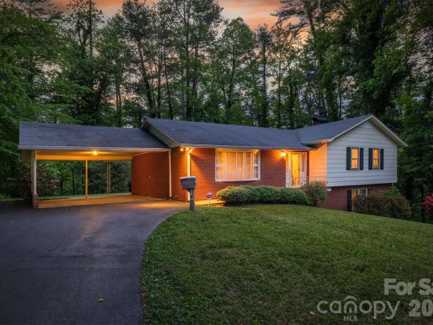 118 Maehill Place, Lenoir, NC 28645.  MLS# CAR4366024, YatesRealty ID 17923. 