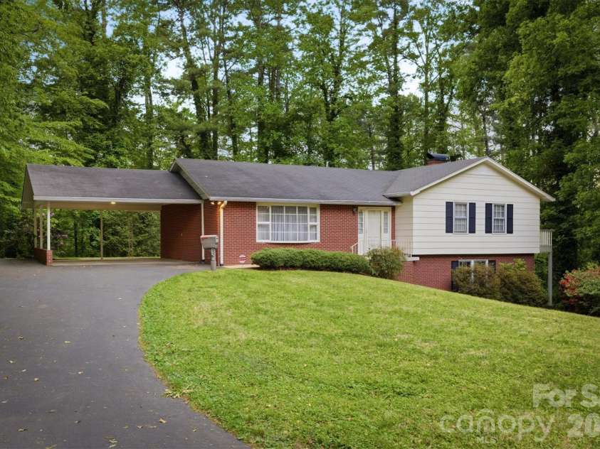 118 Maehill Place, Lenoir, NC 28645.  MLS# CAR4366024, YatesRealty ID 17923. 