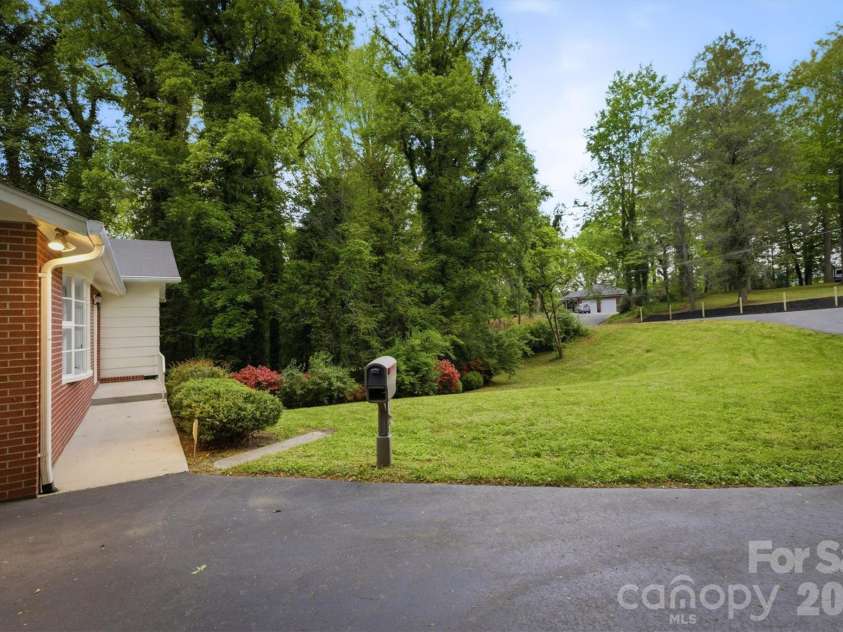 118 Maehill Place, Lenoir, NC 28645.  MLS# CAR4366024, YatesRealty ID 17923. 