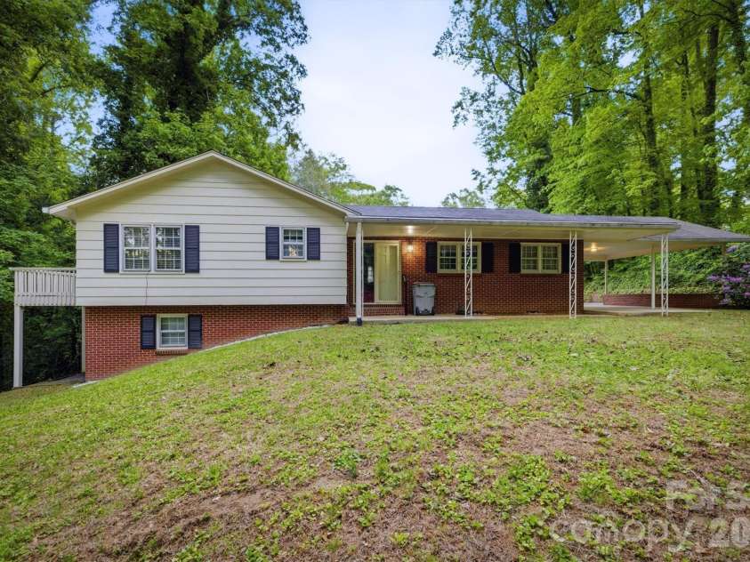 118 Maehill Place, Lenoir, NC 28645.  MLS# CAR4366024, YatesRealty ID 17923. 
