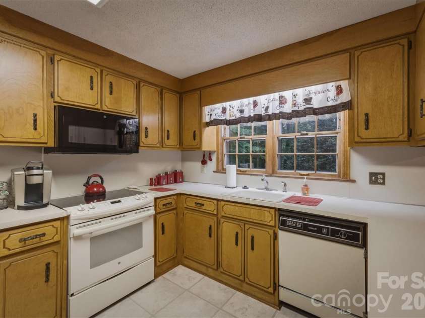 118 Maehill Place, Lenoir, NC 28645.  MLS# CAR4366024, YatesRealty ID 17923. 