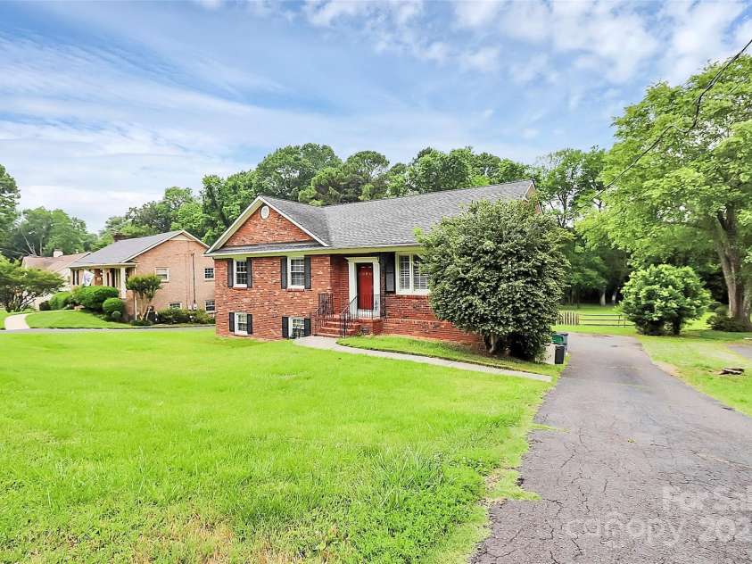 6908 Lancer Drive, Charlotte, NC 28226.  MLS# CAR4263599, YatesRealty ID 17923. 