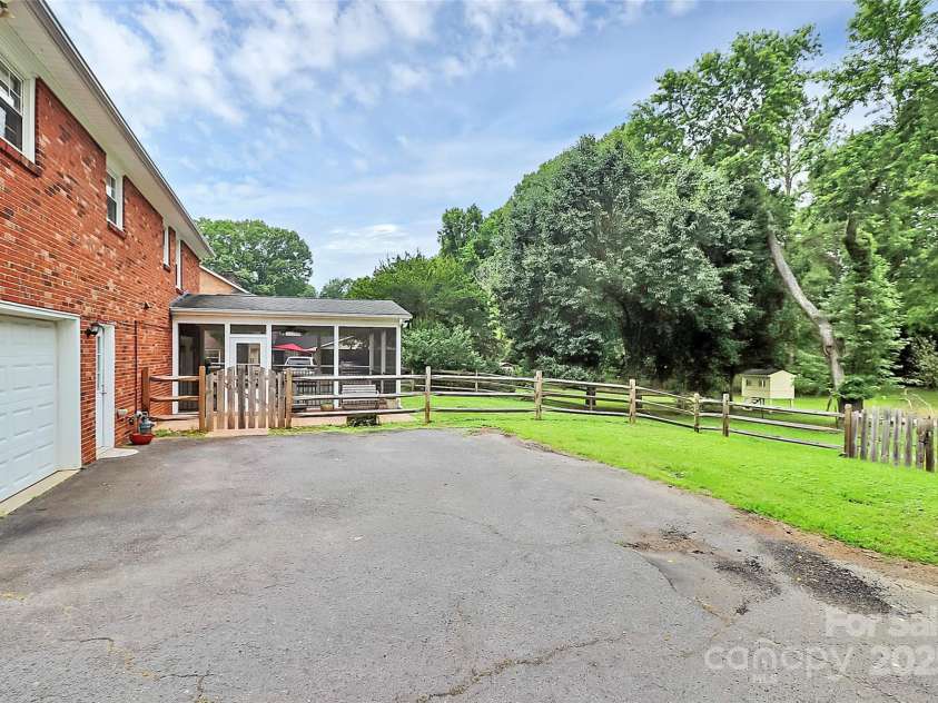 6908 Lancer Drive, Charlotte, NC 28226.  MLS# CAR4263599, YatesRealty ID 17923. 