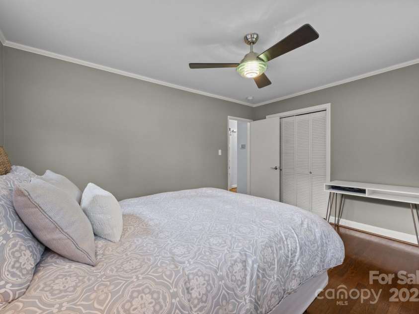 4106 Castlewood Road, Charlotte, NC 28209.  MLS# CAR4258247, YatesRealty ID 17924. 