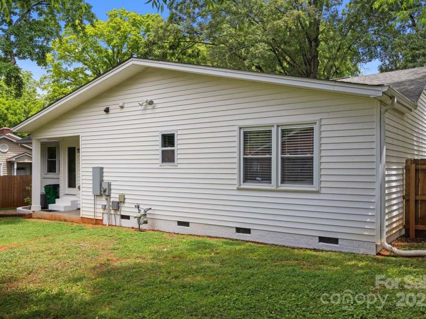 4106 Castlewood Road, Charlotte, NC 28209.  MLS# CAR4258247, YatesRealty ID 17924. 