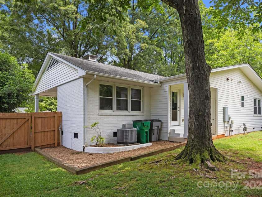 4106 Castlewood Road, Charlotte, NC 28209.  MLS# CAR4258247, YatesRealty ID 17924. 