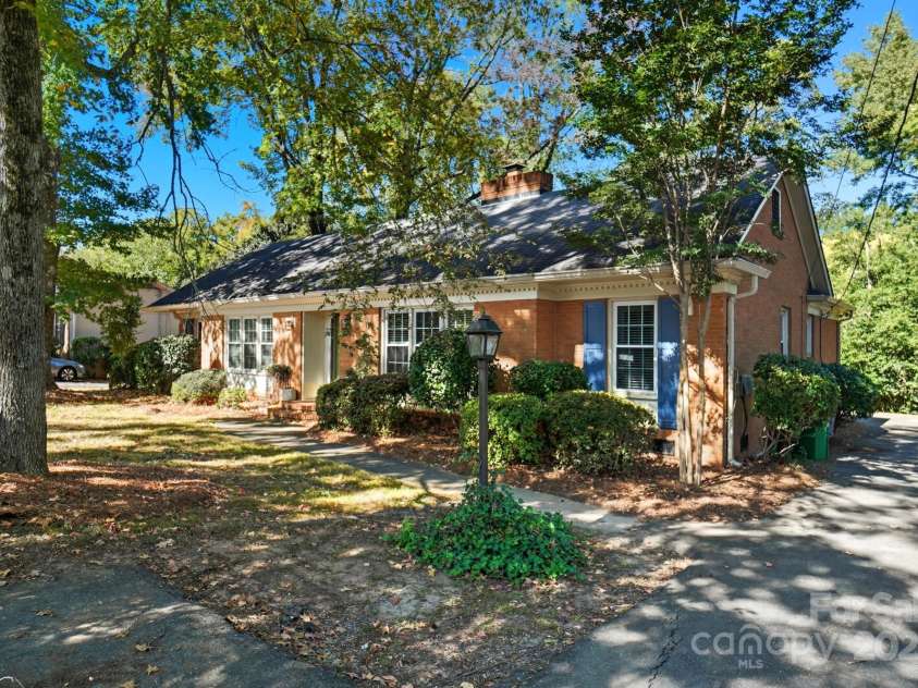 5926 Sharon Road, Charlotte, NC 28210.  MLS# CAR4313356, YatesRealty ID 17925. 