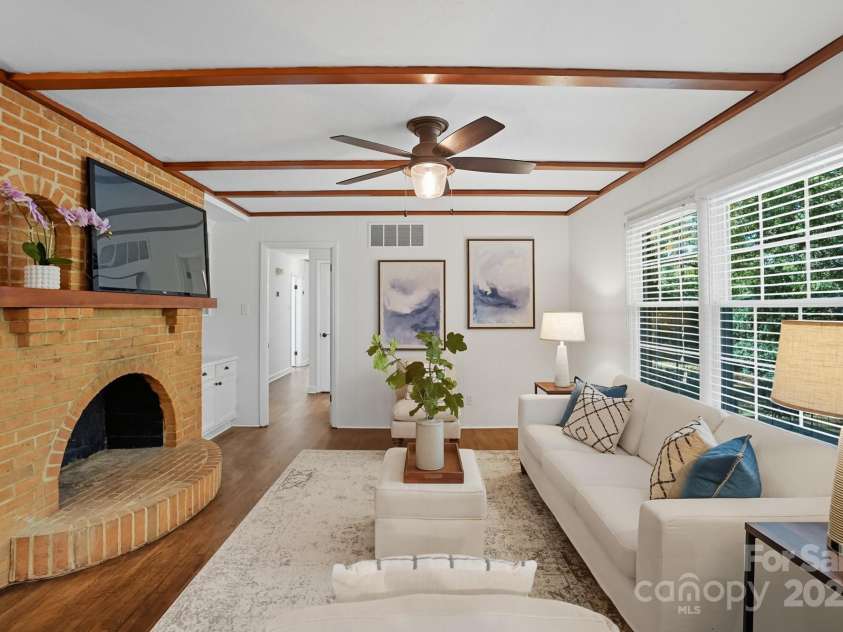 5926 Sharon Road, Charlotte, NC 28210.  MLS# CAR4313356, YatesRealty ID 17925. 