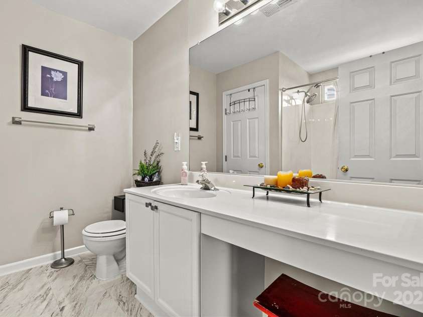 8002 Mariners Pointe Circle, Denver, NC 28037.  MLS# CAR4267345, YatesRealty ID 17926. Dual vanity in the primary bathroom