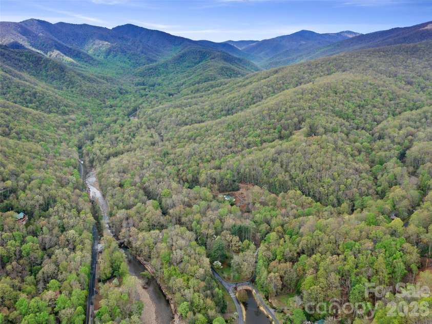 86 Laurel Drive, Burnsville, NC 28714.  MLS# CAR4253522, YatesRealty ID 17927. 