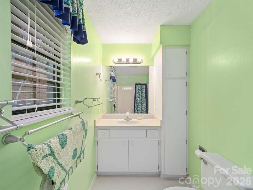 86 Laurel Drive, Burnsville, NC 28714.  MLS# CAR4253522, YatesRealty ID 17927. Full Bath on upper level
