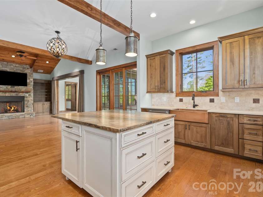 50 Hallett Court, Asheville, NC 28803.  MLS# CAR4291179, YatesRealty ID 17928. 