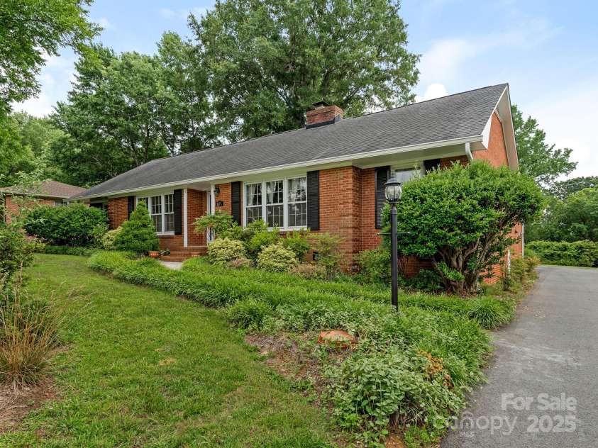 3408 Oak Tree Trail, Matthews, NC 28105.  MLS# CAR4267808, YatesRealty ID 17929. Beautifully landscaped yard and gardens