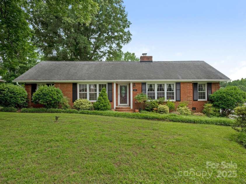 3408 Oak Tree Trail, Matthews, NC 28105.  MLS# CAR4267808, YatesRealty ID 17929. Classic and elegant all brick ranch