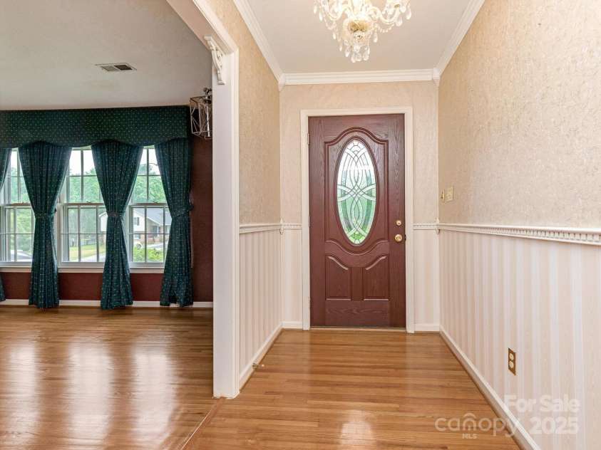 3408 Oak Tree Trail, Matthews, NC 28105.  MLS# CAR4267808, YatesRealty ID 17929. Front Entry Hall